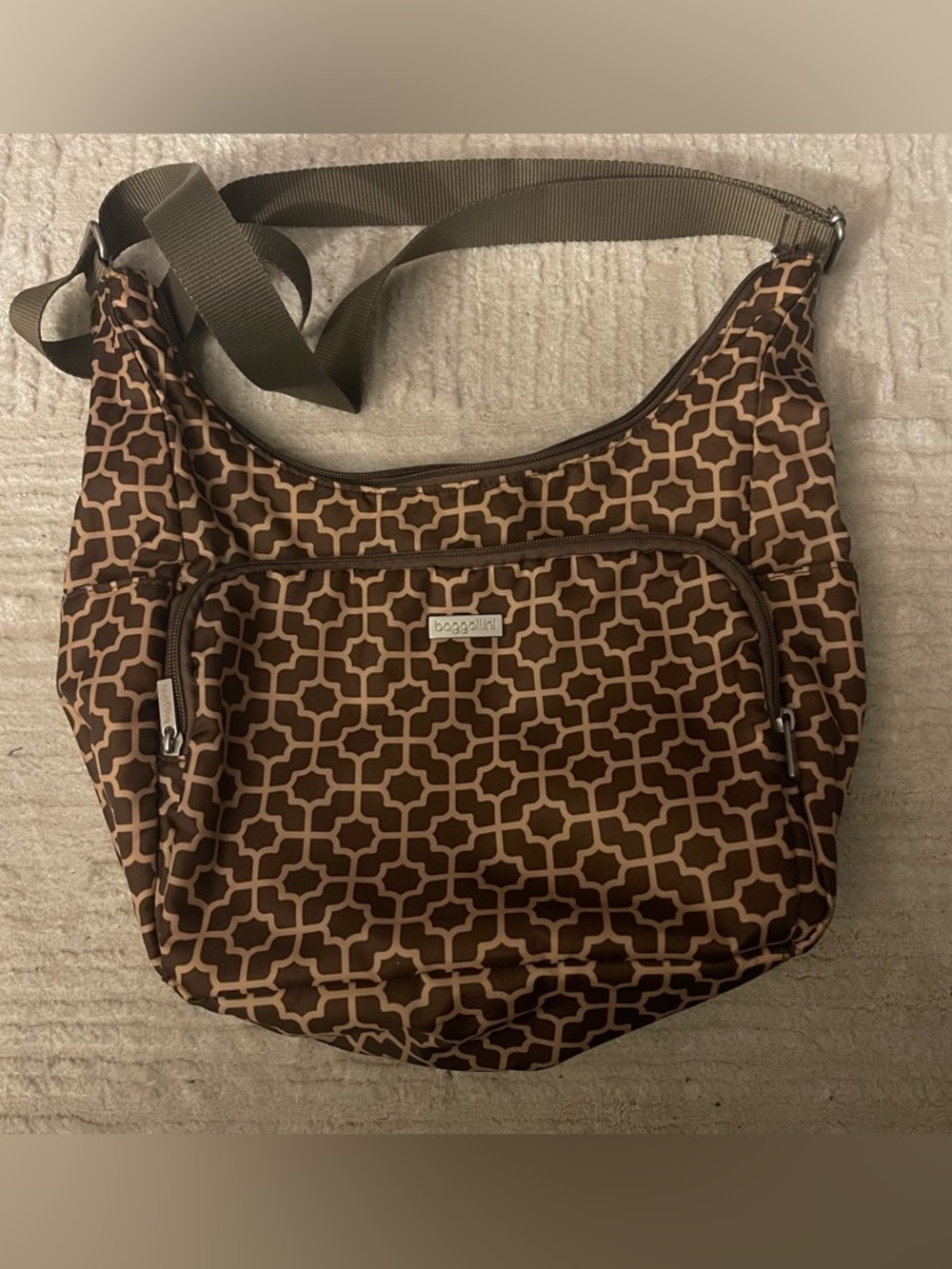 Baggallini Brown Tan Geometric
Shape Women's Lightweight Crossbody Bag